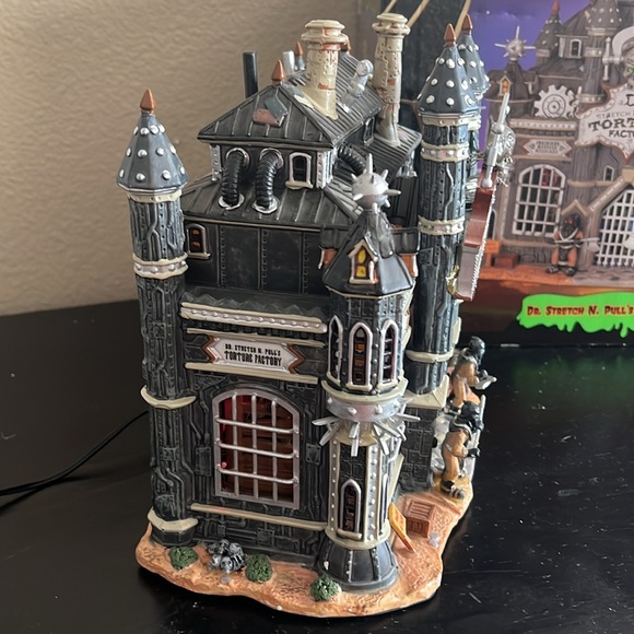 LEMAX Spookytown - Dottore Pins & Needles 95443, Casa Illuminata Con Interni, Per Collezionisti - 2